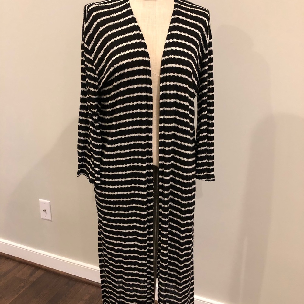Carly Jean Los Angeles Annie Black/Ivory Kimono